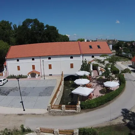 Eszterhazy Apartament *
